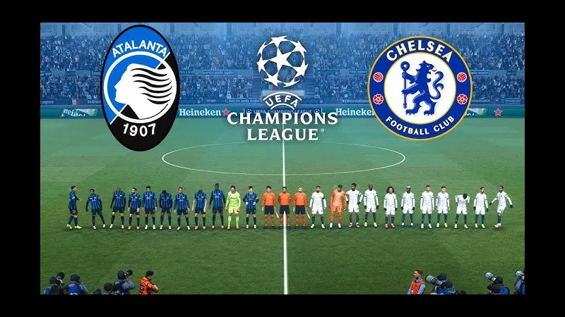 Cầu thủ Atalanta đang mạnh mẽ tranh chấp bóng với cầu thủ Chelsea trên sân cỏ