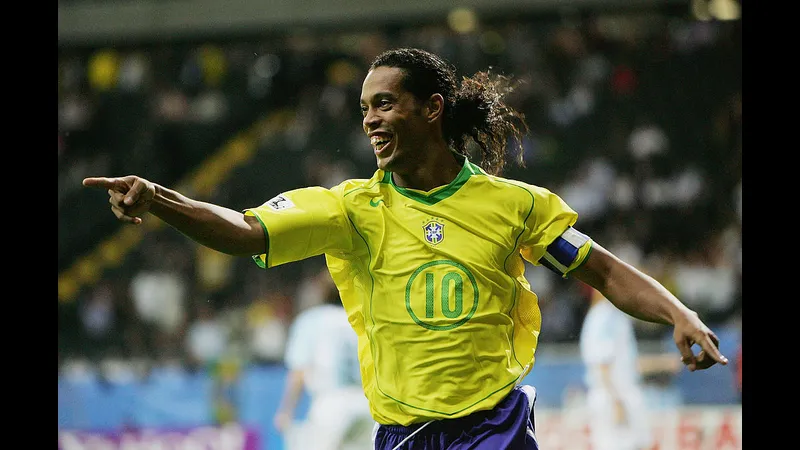 Cầu thủ Brazil chạy nhanh trên sân với quả bóng.